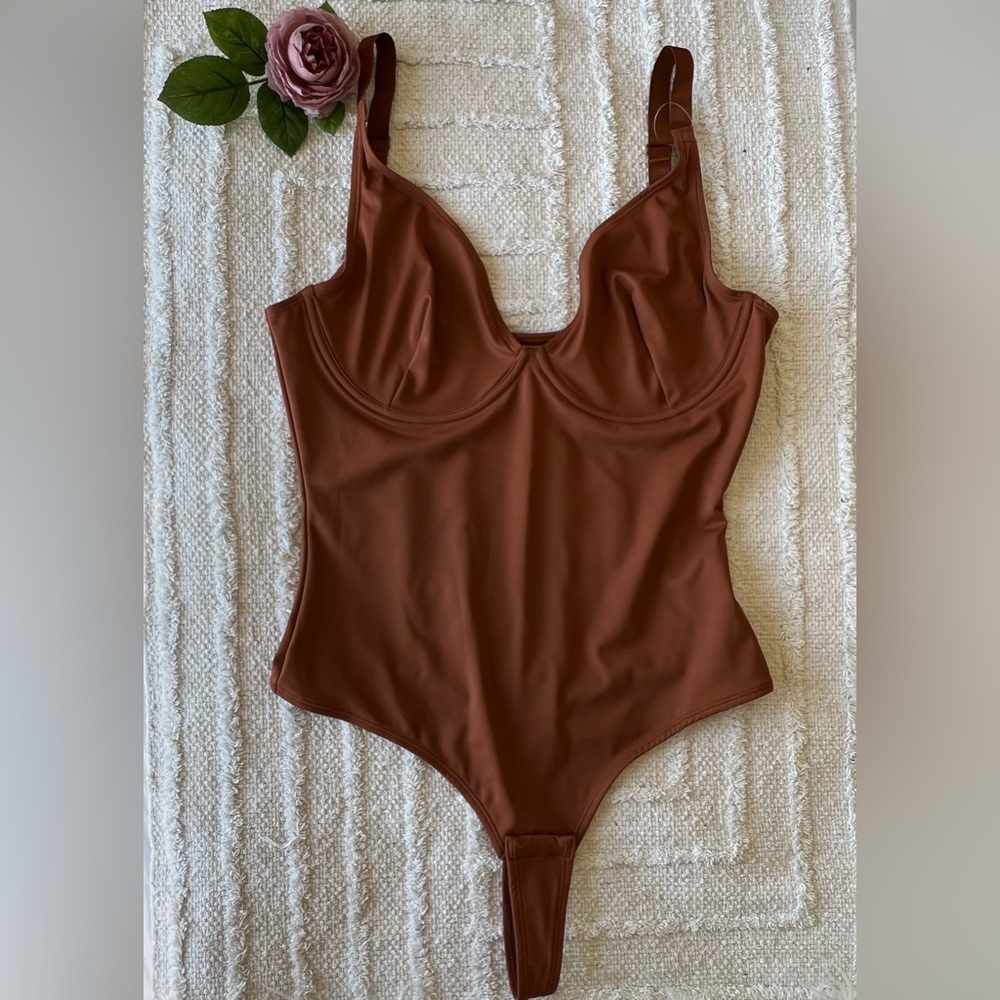 NWOT FASHION NOVA Deep Plunge Underwire Thong Bodysuit- Size L
